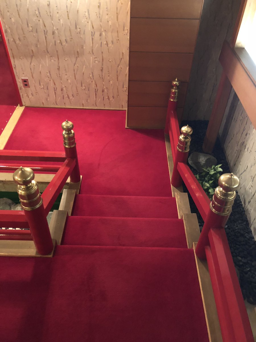ホテル富貴 公式 405号室 赤絨毯の階段で寝室に入ります ホテル富貴 赤い絨毯 昭和レトロ