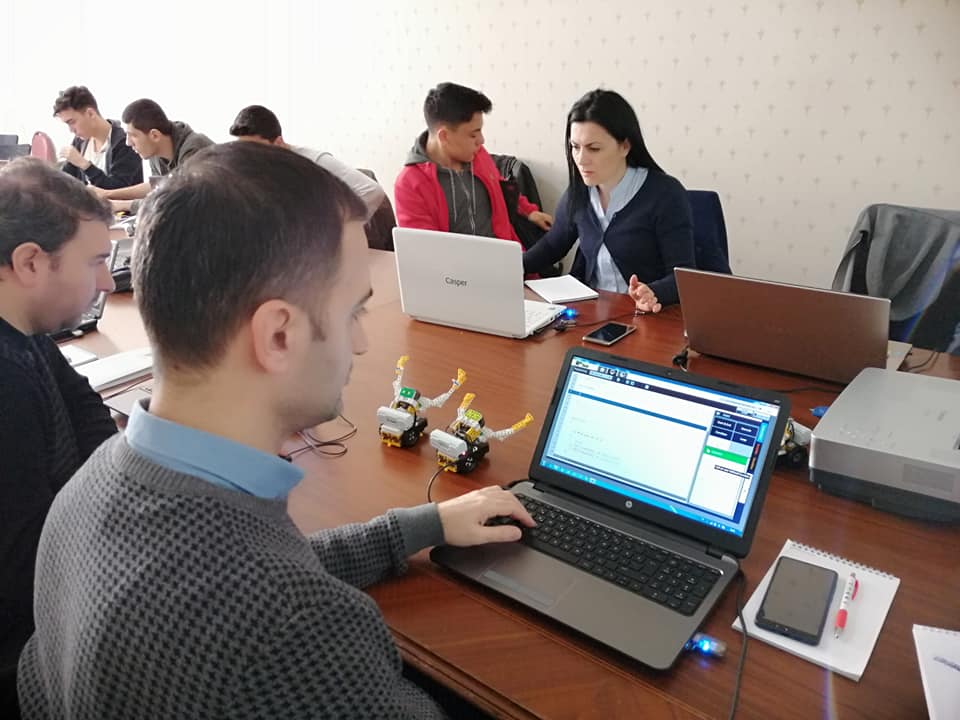 robotsepeti's tweet image. Birlik Vakfı, Ugider işbirliği ile Milli Türk Talebe Birliği&apos;nde düzenlenen STEAM Education Association’ın, Temel Robotik Kodlama Eğitmen Eğitimi&apos;nde 2.nci gün: Infrared sensörlerlerl kullanarak C++ tabanlı R+ Task kod yazma
#robotis #robotsepeti #steamcupturkey #robotiseducation