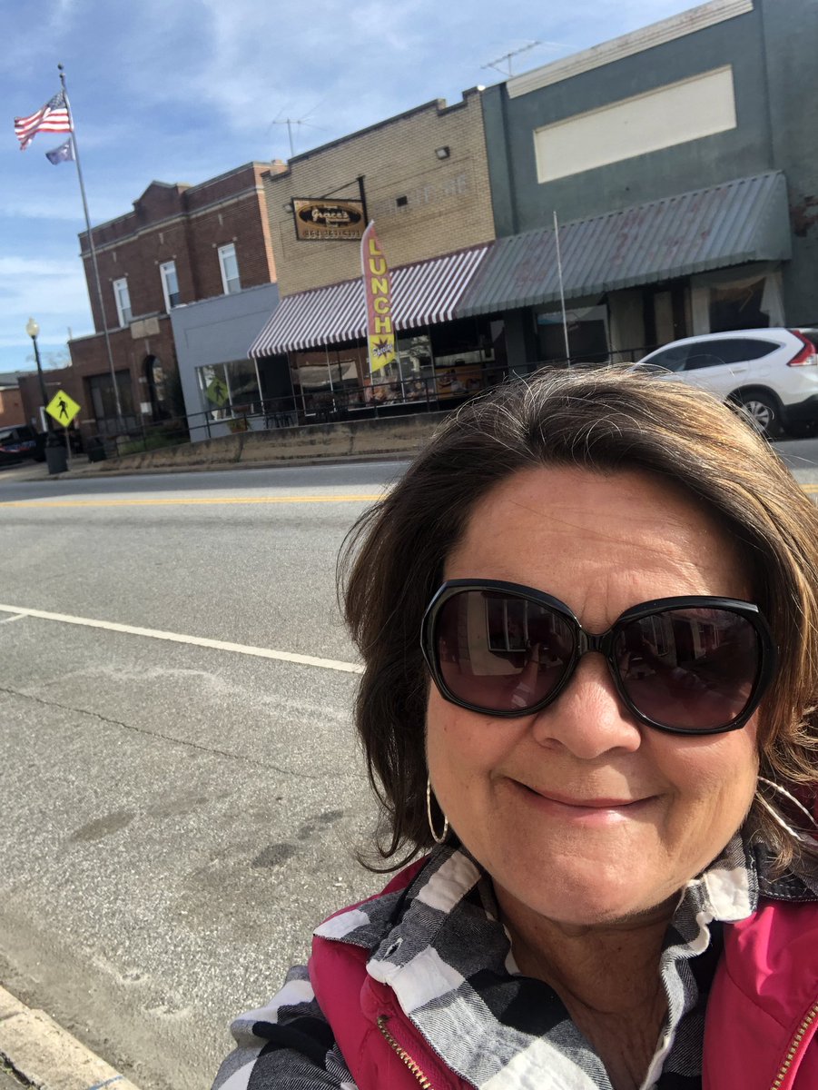 CarolAtExitRec's tweet photo. Traveling through small towns in SC this morning.....I had to get out and look around and take a few pics! Love old buildings, signs and American flags! #30DaysOfTruth #8WeeksOfSucess #Southernliving https://t.co/K1nXvwF87P