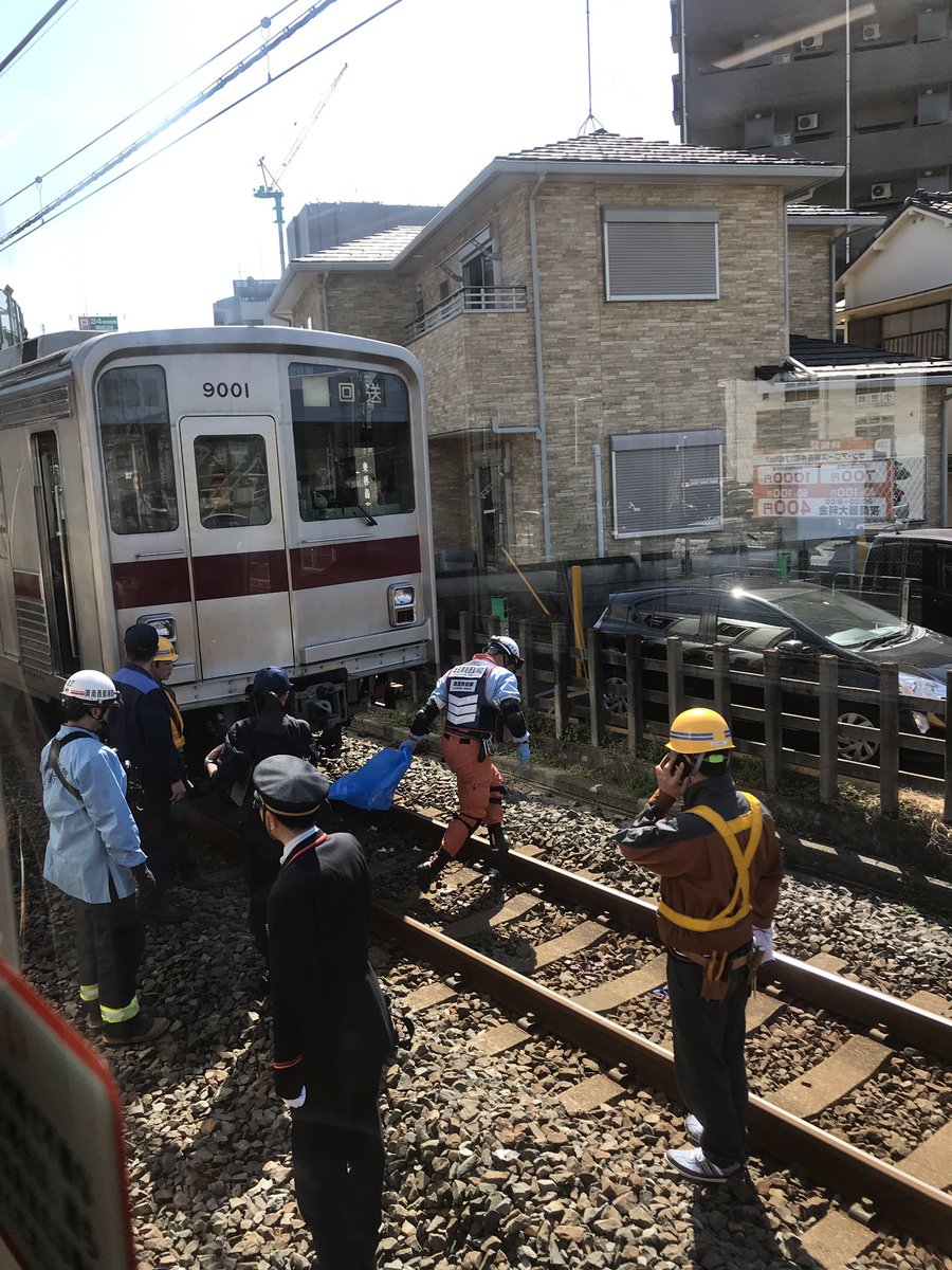 朝霞駅の人身事故で救護活動している現場画像