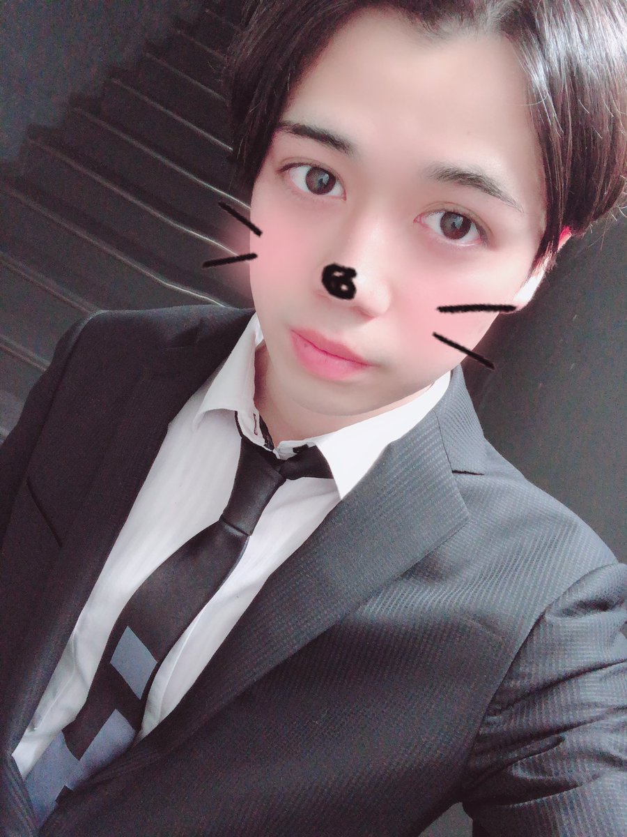 yry0814's tweet photo. みん���久しぶり！！！

海外行ったり春休み遊びまくってたら全然ツイッター呟かんかった😂

そして！今日大学卒業☺️
大学始まった時にこのアカウント作って今までずっとフォローしてたりリプしてくれたり会いにきてくれたりしてくれてありがとうー！
(1年ぶりに自撮りしました)
(少し太った) https://t.co/2g22NzZkk5