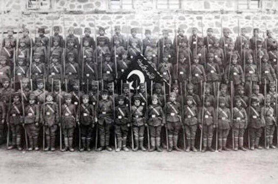 "Ölü askerleri vardı. 14, 15, 16 yaşlarında asker çocuklar. Tanrı sizi inandırsın ki gülüyorlardı! İlk defa o gün, kaybedeceğimizi hissettik..." 

(Bir İngiliz Subayı'nın not defterinden) #ÇanakkaleGeçilmez