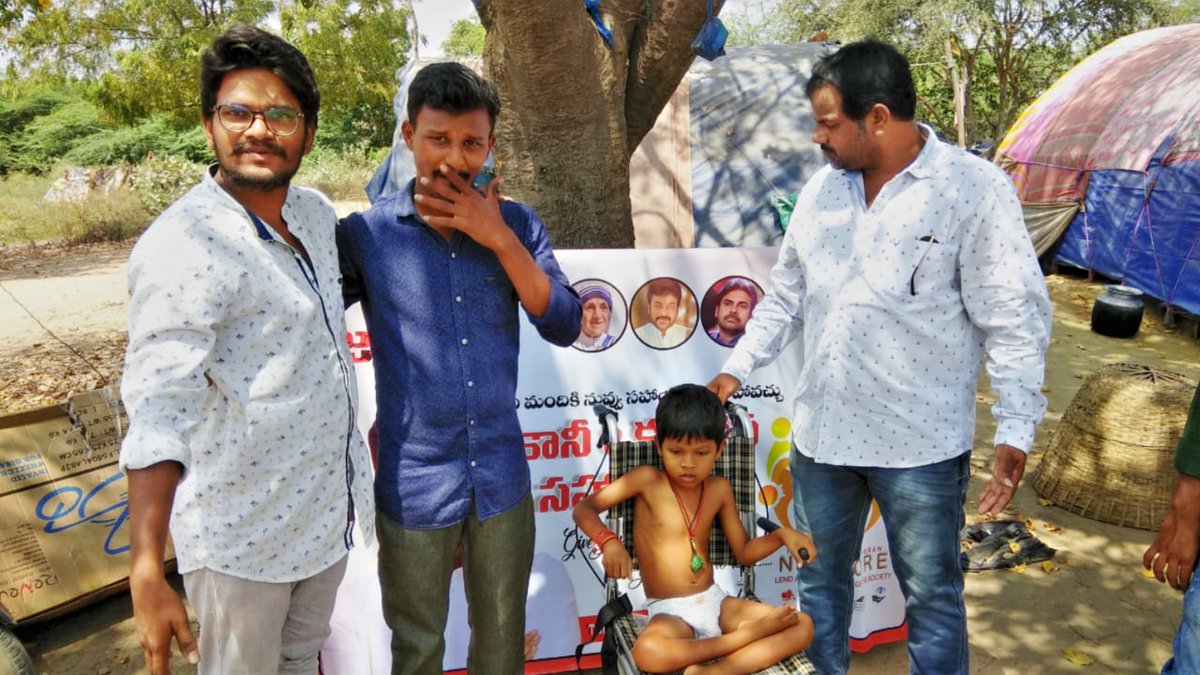 NelloreTeam's tweet photo. ఈ రోజు మన టీం రామ్ చరణ్ నెల్లూరు ఆధ్వర్యంలో స్థానిక సాలుచింతల , కోవూరు దగ్గరలో స్టీఫెన్ అనే 3 సంవత్సరాల బాబుకి ఒక ఆక్సిడెంట్ వాళ్ళ నడుము కింది భాగం నుంచి బాగా ఇబ్బంది ఐయింది .
తనకి నడవడం కష్టము కావడంతో , తనని బయటకు తీసుకువెల్లదుకు వీలుగా ఉండడం కోసం చక్రాల కుర్చీని ఇవ్వడం జరిగింది https://t.co/1CbXVWY2Hv