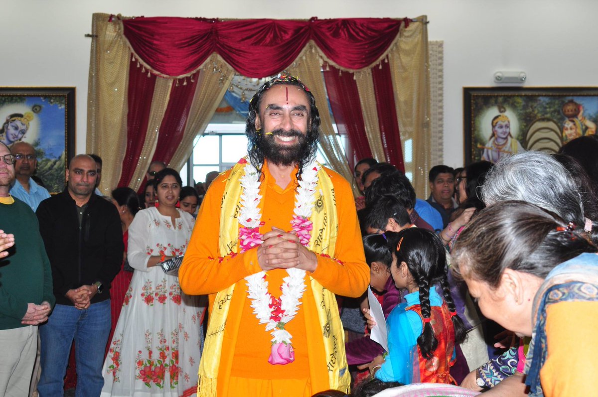 jkyogactivities's tweet photo. Devotees welcomed back Swamiji with great joy and devotion, yesterday at Dallas. It was an evening filled with soul stirring keertans, insightful lecture and informal Q&A session. 🎶🧘♀️🕉️
#Satsang #Devotion #WelcomeBackSwamiji #LTP2019 https://t.co/IOgxsbsSc3