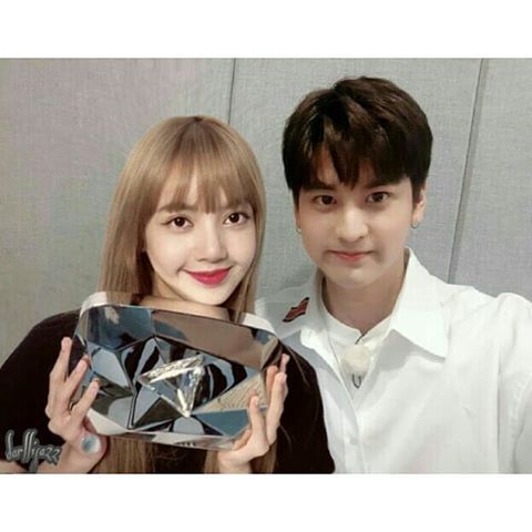 maknae_chan_xx's tweet photo. Chanwoo x Lisa shippers, where u at?
#ChanLis #Chanlice #SoompiAwards #TwitterBestFandom #TeamiKON @YG_iKONIC @ygofficialblink https://t.co/sbCky8QLkd