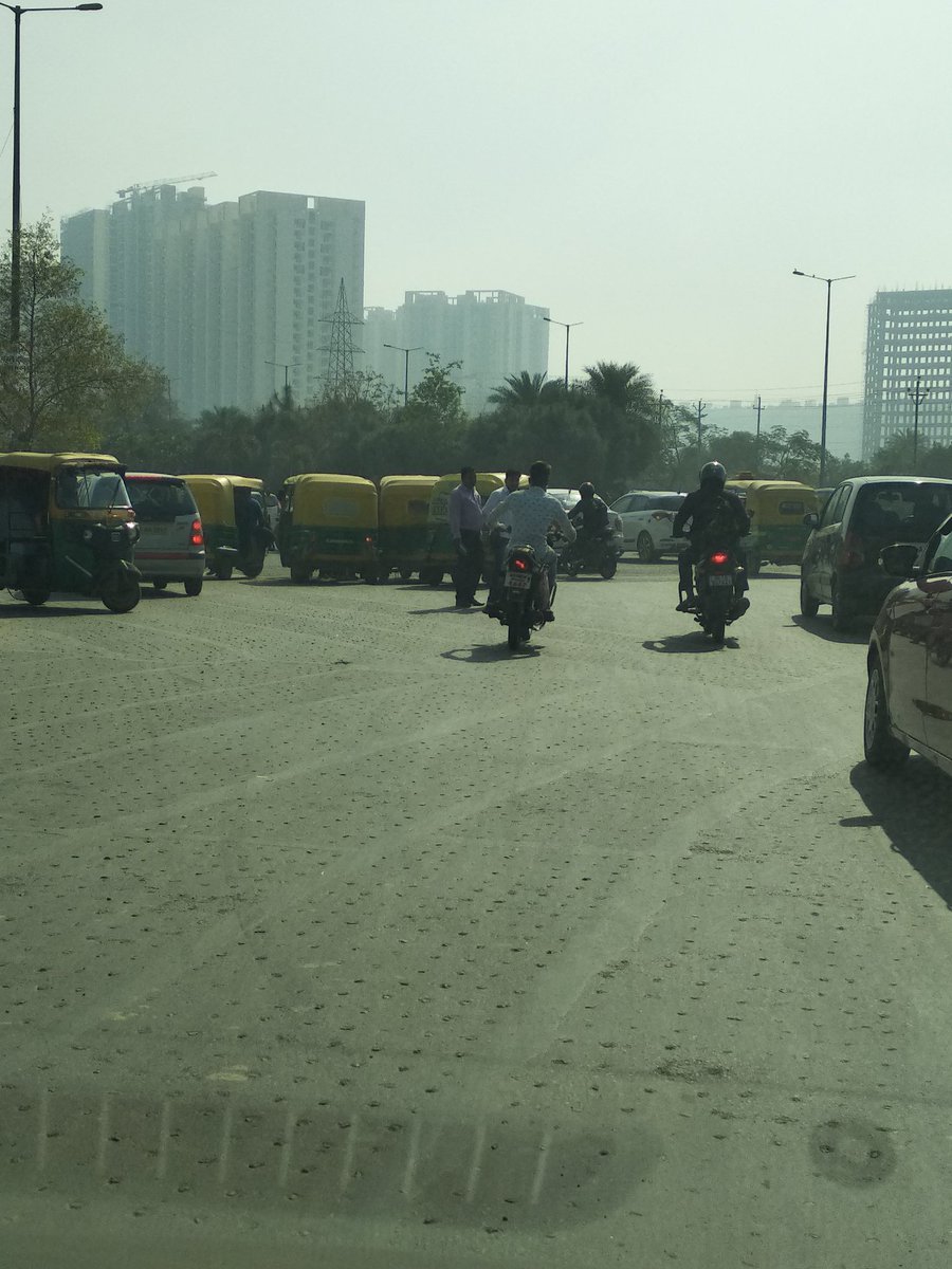 Vivek Singh 🇮🇳 (@iviveksinghvns) on Twitter photo <a href="/noidatraffic/">Noida Traffic Police</a> <a href="/Uppolice/">UP POLICE</a> <a href="/noidapolice/">POLICE COMMISSIONERATE GAUTAM BUDDH NAGAR</a> किसान चौक पर ऑटो चालकों द्वारा यातायात नियमो की धज्जियां उड़ाते हुए.. कार्यवाही का इंतेज़ार... <a href="/noidatraffic/">Noida Traffic Police</a> <a href="/Uppolice/">UP POLICE</a> <a href="/noidapolice/">POLICE COMMISSIONERATE GAUTAM BUDDH NAGAR</a> किसान चौक पर ऑटो चालकों द्वारा यातायात नियमो की धज्जियां उड़ाते हुए.. कार्यवाही का इंतेज़ार...