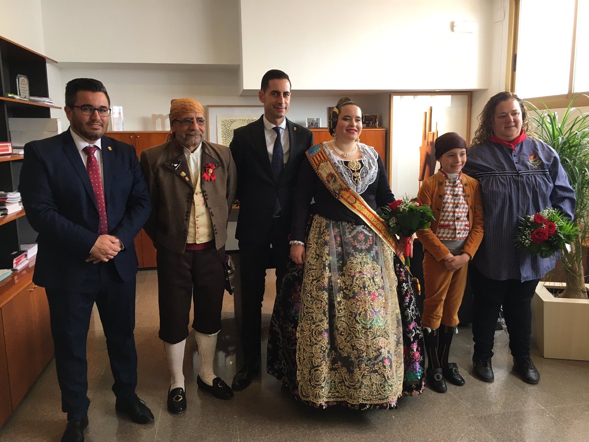 AjMislata's tweet photo. Els representants de la Falla Pl. Pere Maria Orts i Bosch firmen en el Llibre d'Honor de l'Ajuntament de #Mislata #FallesMislata19 https://t.co/Nt2OeyIlvj