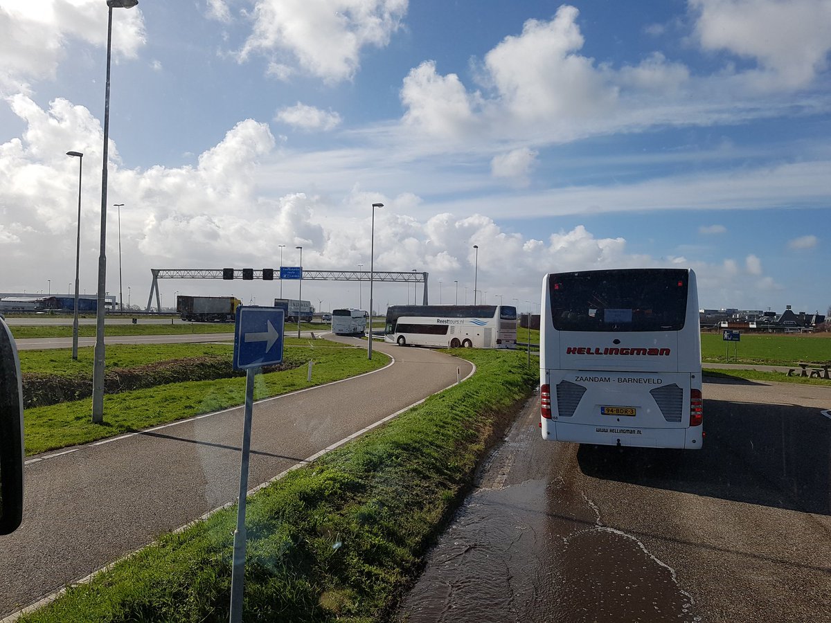 el_ly050's tweet photo. En we zijn weer onderweg. Laatste stuk vanaf Leiden naar Den Haag #goedpensioen #pensioenactie #politie https://t.co/BFjuXtwUAp