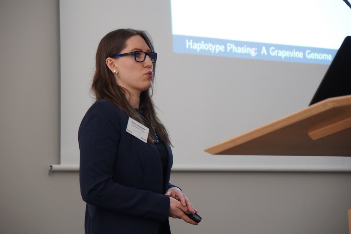 Now at #GRC2019: <a href="/BiancaFrommer/">Bianca</a> from <a href="/unibielefeld/">Bielefeld University</a> /<a href="/CeBiTec/">CeBiTec</a> on ”Targeting Haplotype Phasing: Assembling a Grapevine Rootstock Genome”.
