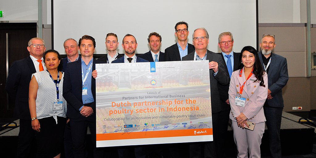 FoodTechIndonesia signed partnership during #VIVAsia exhibition in Bangkok for the poultry sector in Indonesia.
#Aeres, #DeHeus, #DSM, #Kanters, #MarelPoultry, #Mavitec, #Moba, #PasReform, #TrouwNutrition and #VanAarsen larive.com/foodtechindone…