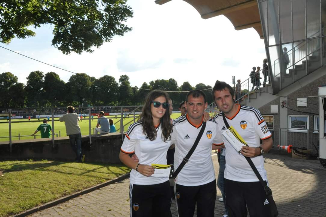 PatriClavel_'s tweet photo. Desde Miami, Alemania, Madrid...te llevo a todas partes, centenario. Orgullosa de ser del @valenciacf, de estos colores, de este escudo y agradecida de todo lo que me ha dado, felicidades afición, felicidades al club de mi vida!! #VCFcentenario #AmuntValencia 💯⚪⚫🔶️ https://t.co/zITVQD634A