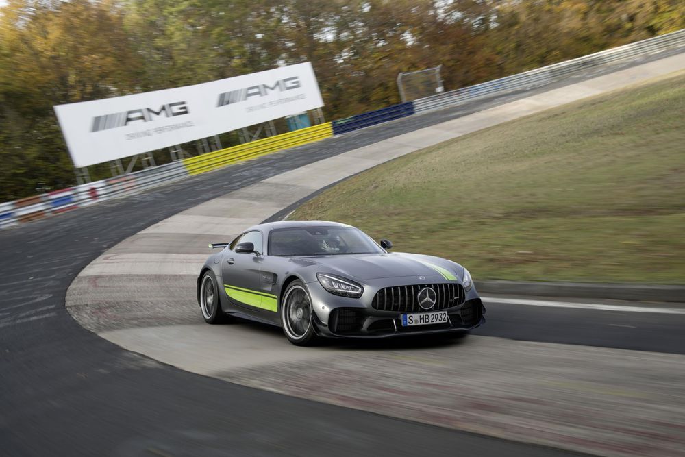 ForzaFinance's tweet photo. The #AMG GTR Pro has an all-round Aero Kit, roll cage, fire extinguisher, carbon bucket seats and AMG GT4-derived suspension - All part of the ‘Track Package’ weighing in at £40k more than the standard AMG #GTR. 

A real #investment for serious drivers 👉 https://t.co/tuI0HT6SEQ https://t.co/JSAu77P4PZ