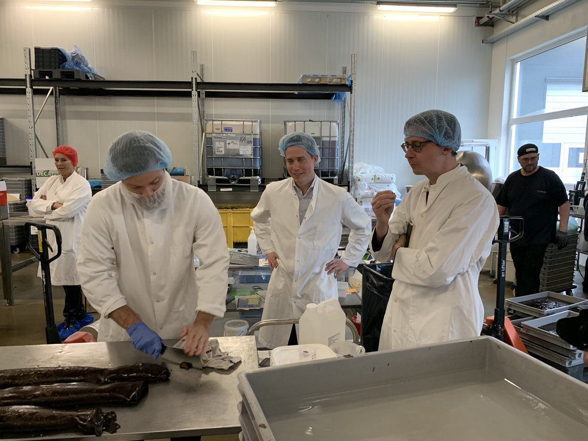 AnneGinderskov's tweet photo. Johan Bülow himself skærer lakrids ud for @StemLAURITZEN på @LakridsbyBulow . Den gode smag får måske sukkerafgiften ned? #DIderude https://t.co/KSFFr3pnKy