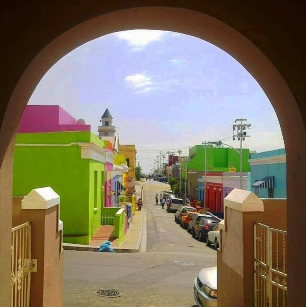 thejaxblog's tweet photo. RT Tourism_gov_za: #MondayInspiration Repost coffeegallivanter:  The very colourful and popular Bo-Kaap district in Cape Town is home to a population of just over 6 000 people. lovecapetown #BoKaap 
#capetown  TravelChatSA #ThisIsSouthAfrica  #discoverso… https://t.co/jQ9p59TfPH
