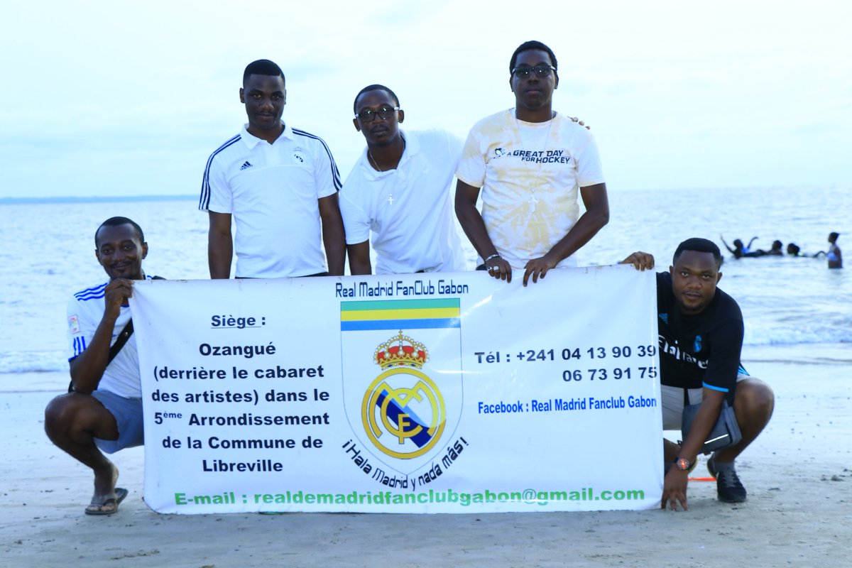 Un heureux dimanche entre Madridistas à la plage du Lycée National Léon Mba (Libreville - Gabon). @realmadridfra
#RMFans
#HalaMadrid
