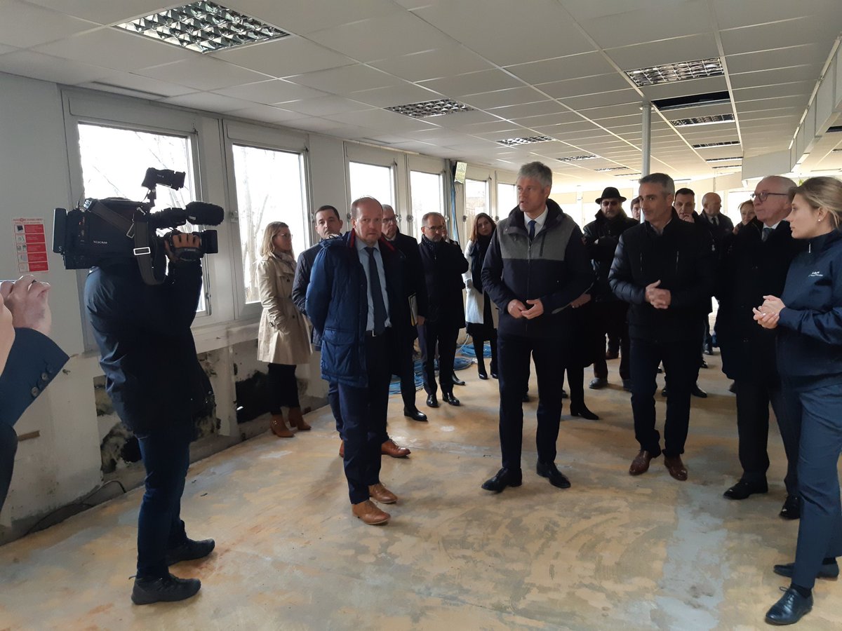 RLV_agglo's tweet photo. Le Président de la Région @auvergnerhalpes, @laurentwauquiez, est à #Riom ce matin pour découvrir le site et le projet de #Bacacier. Une relance du site de l'ex-Seita rendue possible grâce à la mobilisation des élus locaux @fbonnichon @BpPecoul @FloriDutour @jphil63 https://t.co/UQduDZLEAW