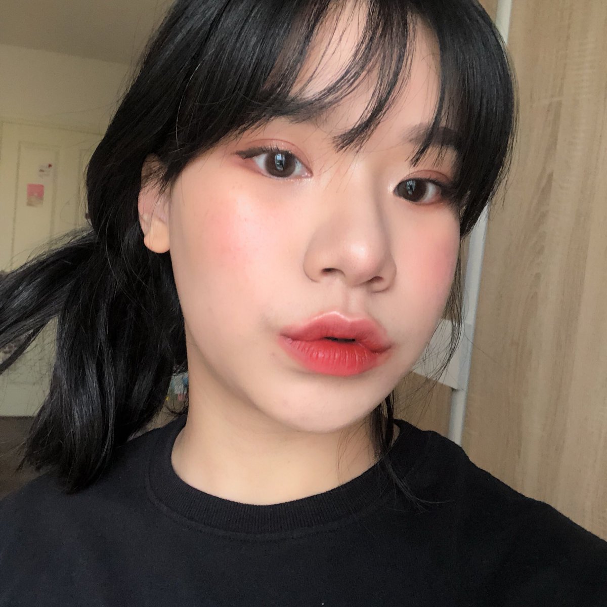FKYz_'s tweet photo. ช่วงนี้ชอบใช้ลิป 2 สีนี้ เป็นของ a’pieu jucy pang mousse tint : BE01 กับ supermom : R08 แล้วก็ลงกับแปรงแบบในรูป เป็นแปรงที่มาพร้อมกับพาเลต UD ;-; คือไปดูคลิปแต่งหน้าของคนเกาหลีมาเค้าใช้แปรงแบบนี้มาลงปากละมันดูฟุ้งๆสวยดีชอบ 💕 https://t.co/QXlh8EMnUv