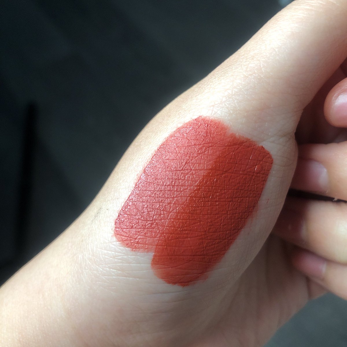 FKYz_'s tweet photo. ช่วงนี้ชอบใช้ลิป 2 สีนี้ เป็นของ a’pieu jucy pang mousse tint : BE01 กับ supermom : R08 แล้วก็ลงกับแปรงแบบในรูป เป็นแปรงที่มาพร้อมกับพาเลต UD ;-; คือไปดูคลิปแต่งหน้าของคนเกาหลีมาเค้าใช้แปรงแบบนี้มาลงปากละมันดูฟุ้งๆสวยดีชอบ 💕 https://t.co/QXlh8EMnUv