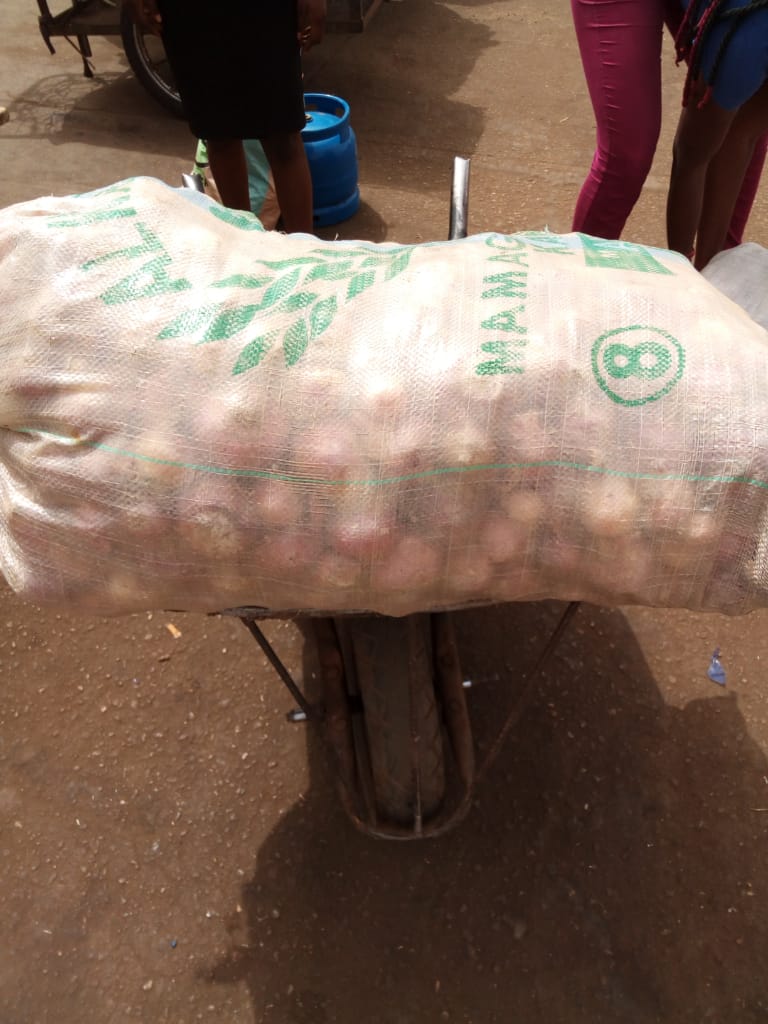 LayemiAsamu's tweet photo. Half sack of onions from sokoto is 3k now. Full sack is 6k5. 
We transport everywhere in Nigeria. 
Kindly rt we will treat you and our potential customers well. https://t.co/XIOj5WNAxA