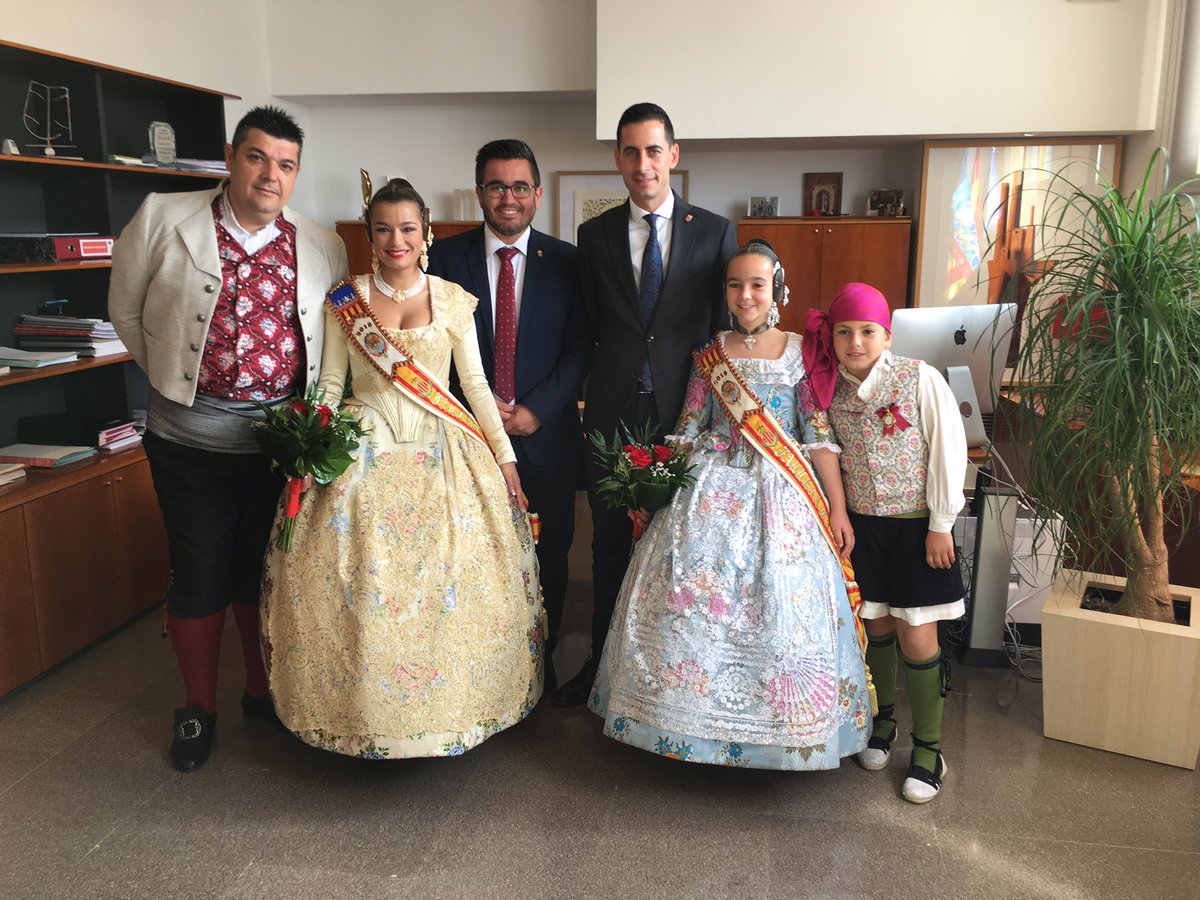 AjMislata's tweet photo. Els representants de la Falla Pl. La Moreria firmen en el Llibre d'Honor de l'Ajuntament de #Mislata #FallesMislata19 https://t.co/z0H5csADcE