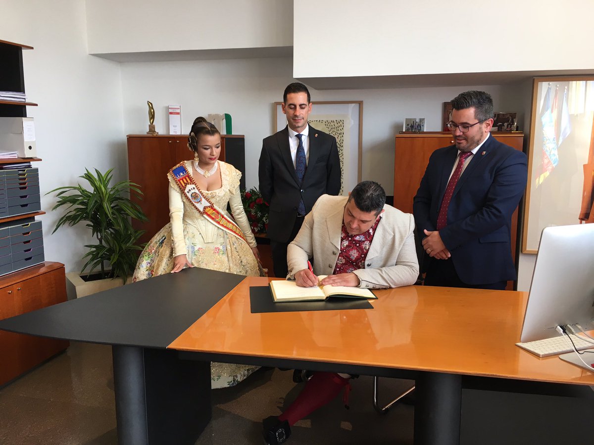 AjMislata's tweet photo. Els representants de la Falla Pl. La Moreria firmen en el Llibre d'Honor de l'Ajuntament de #Mislata #FallesMislata19 https://t.co/z0H5csADcE