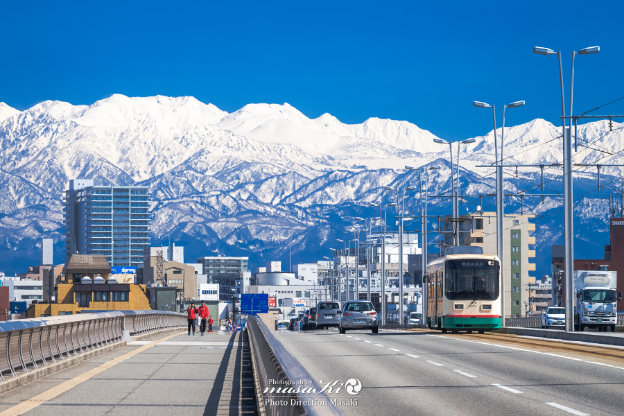 Masaki Twitterissa 朝から青空が広がった今日の富山 富山大橋からも雄大な立山連峰がくっきりと見え 道行く人が足を止めてはその姿をスマホやカメラに収めていました こういう日に純白の山々を眺めながら渡る橋は気持ちよさそうですね 写真は今日 富山市から