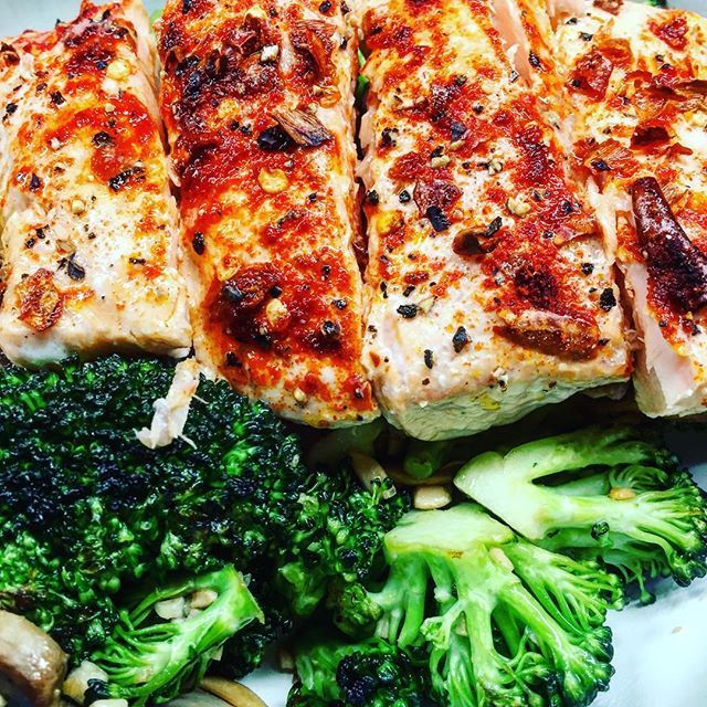 Last nights delicious homemade Irish salmon with chilli and paprika, served up on stir fried garlic broccoli and mushrooms. ift.tt/2TbqEFD