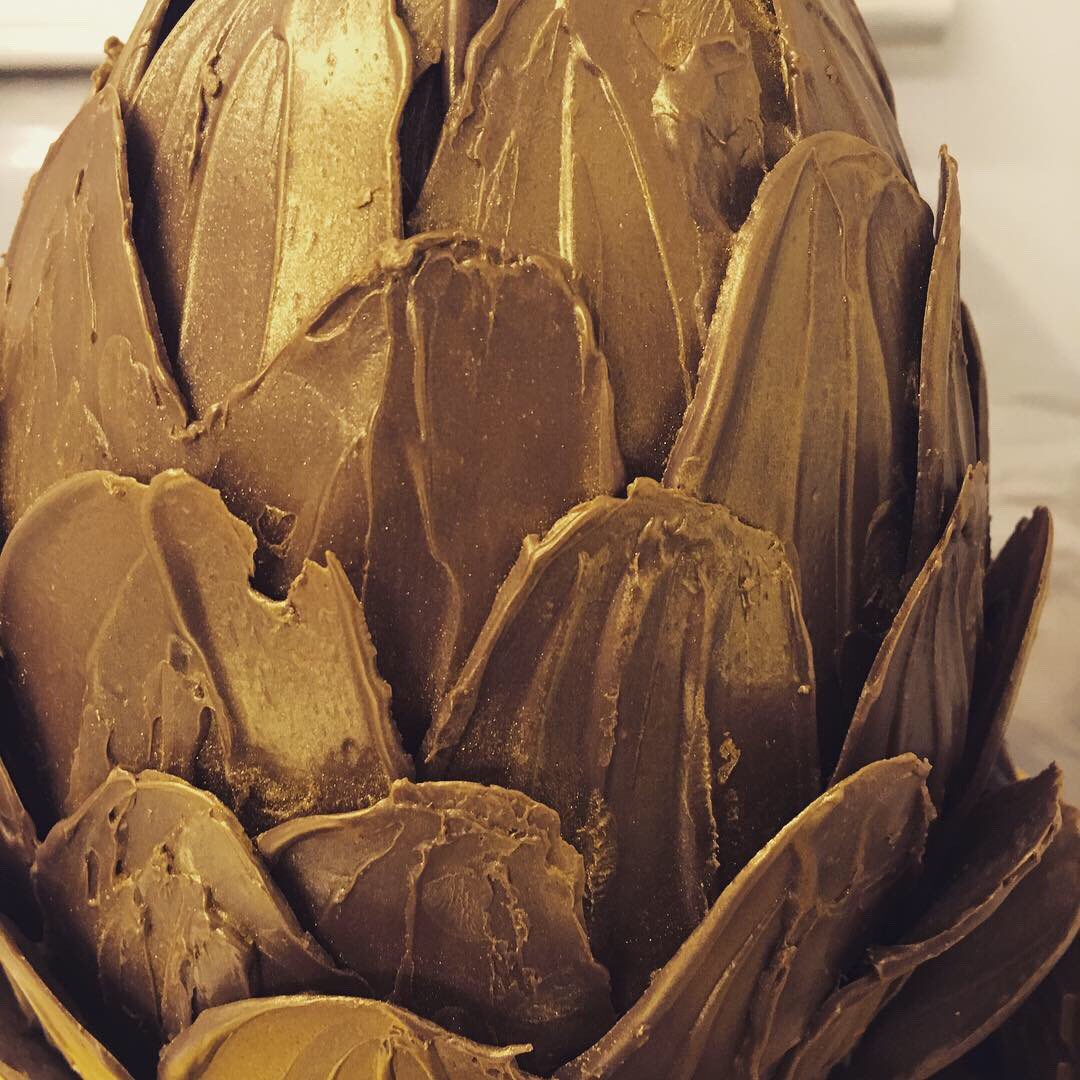 UKChocolatician's tweet photo. Massive chocolate egg for Lexus Gatwick, go hunt for it at the Lingfield race day #GoodFriday #lexusgatwick @LexusUK #lingfield @LingfieldPark @gatwick_lexus https://t.co/vltSDfEsU8