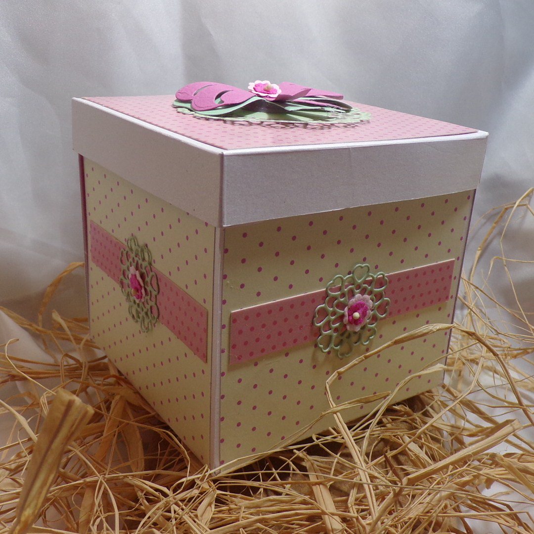 IndelleUK's tweet image. This week Sonia made this cute exploding box for us. 🎁 
We hope you like it. Please give us 👍 or leave your comments below. 👇

Shop for 3D chipboard shapes and exploding boxes in our online store: indelle.com/shop/ 

#CraftInspireLove #SoniasHandmadeCards #ExplodingBox