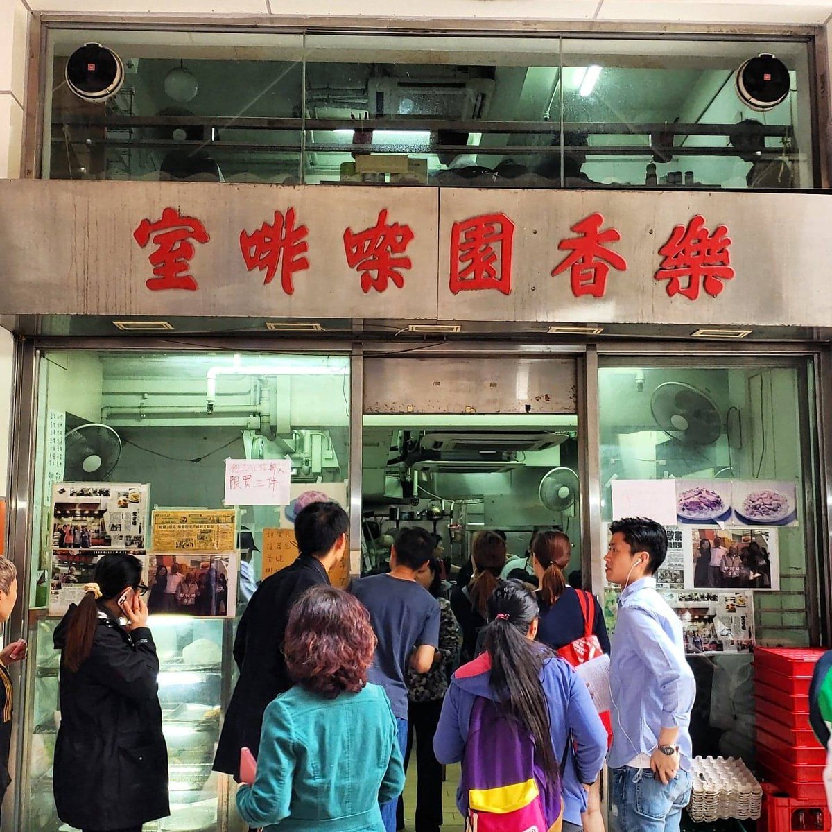 walkdvrc's tweet photo. Lok Heung Yuen Coffee Shop, an over half-a century-old restaurant to close today.😢
#LokHeungYuenCoffeeShop #WalkDVRC #DesVoeuxRoadCentral #hongkongheritagestore #Hongkong #Walkability #Pedestrian #PublicSpace #Liviability #Carfree https://t.co/xRwFrKuBxo