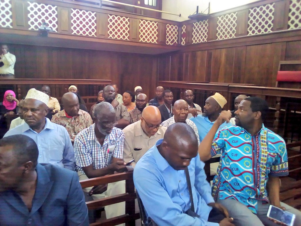 Nipashetz's tweet photo. #TheGuardianDigitalUpdate Viongozi waandamizi wa Chama cha CUF wakiwa ndani ya #MahakamaKuu kusubiria hatma ya Lipumba ndani ya CUF ambapo hukumu juu ya uhalali wa #Prof Lipumba utajulikana leo @MazruiNassor @IsmailJussa @SeifSharifHamad @andersonndambo1 @Mbaralagande https://t.co/P5pZc1fzTJ