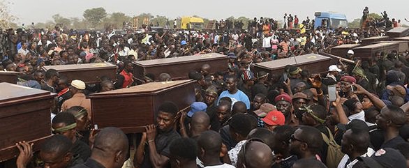 KatholikenNet's tweet photo. Am vergangene Montag wurden in #Nigeria 52 Christen durch Muslime  ermordet. Weltweit berichtet kaum eine Agentur oder eine Zeitung oder  ein Fernsehsender darüber - Auch Kirchenvertreter schweigen dazu. 
https://t.co/2dYdEJHhbu @BILD @WELTnews @focusonline @FAZ_Eil @tagesschau https://t.co/nTRASrlNZ8