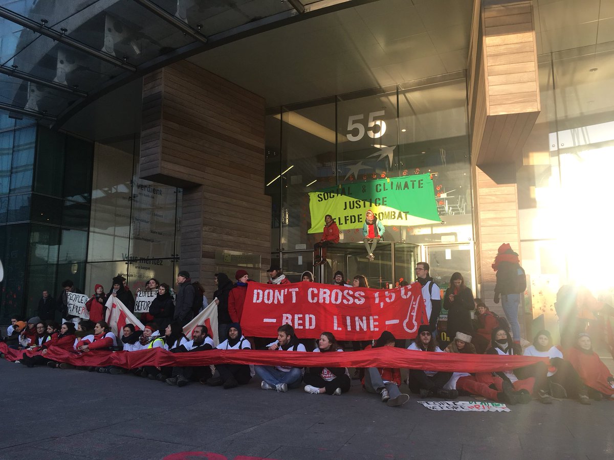En live depuis le blocage du siège de BNP Paribas Fortis pour protester contre les investissements dans les énergies fossiles. Action de convergence avec le blocage du déport pétrolier Total hier. « Fin de monde, fin du mois: mêmes ennemis, même combat » #convergencesocialeclimat