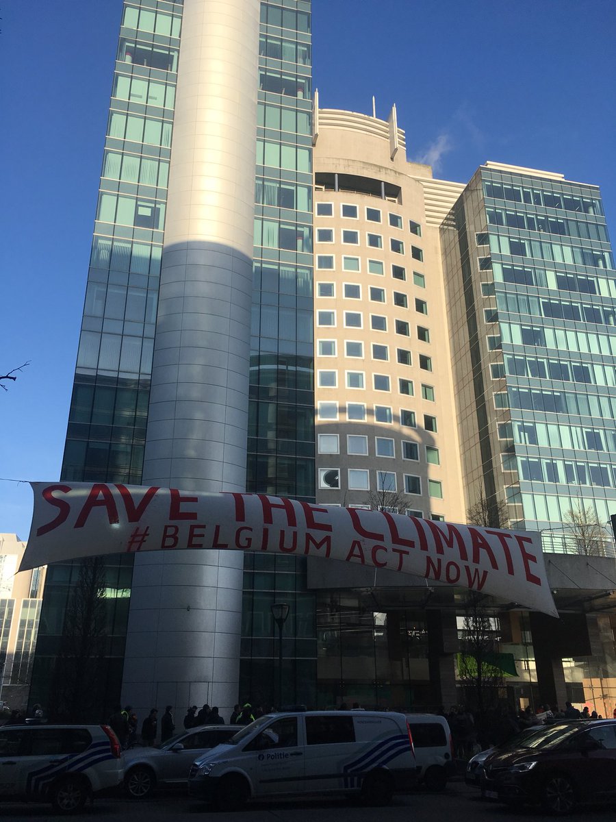 jeromevanspring's tweet photo. En live depuis le blocage du siège de BNP Paribas Fortis pour protester contre les investissements dans les énergies fossiles. Action de convergence avec le blocage du déport pétrolier Total hier. « Fin de monde, fin du mois: mêmes ennemis, même combat » #convergencesocialeclimat https://t.co/yqNBy06chS