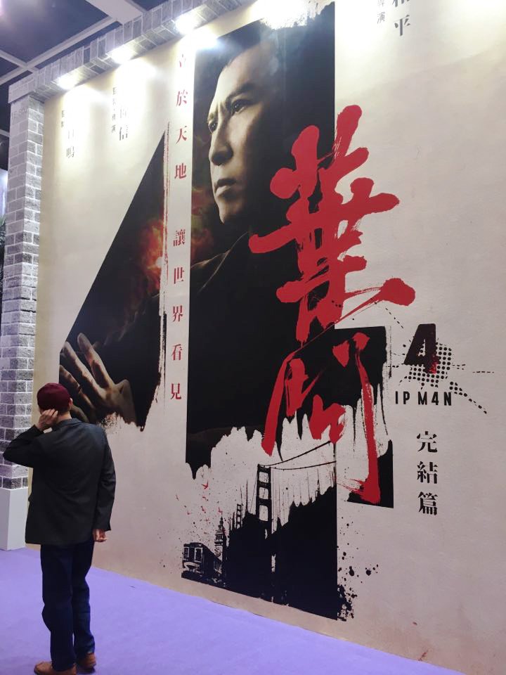 fredambroisine's tweet photo. Live from #FILMART (where I'm not) : The brand new - giant - poster of the upcoming #IpMan4 directing by #WilsonYip #葉偉信 and starring #DonnieYen #甄子丹. Photo by #DanaFukazawa #深澤寬 #FILMART2019 #葉問 #HongKongFILMART #HKFilmart @HKFilmart @hktdc https://t.co/zZjlXZC62h