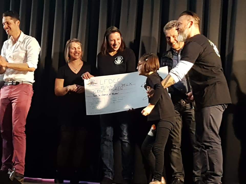 Chemin_Arwen's tweet photo. 😍 MERCI 😍
MERCI à la compagnie des fous du coucou
MERCI au public d'avoir été si nombreux

Un GÉNÉREUX chèque de 1200€ pour l' #association Sur le chemin d' #Arwen. 
Cela va nous permettre d'avancer dans l'obtention d'équipements pour sa #santé.
Et nous avons bien rigolé.

❤ https://t.co/8iF1nLnHJB
