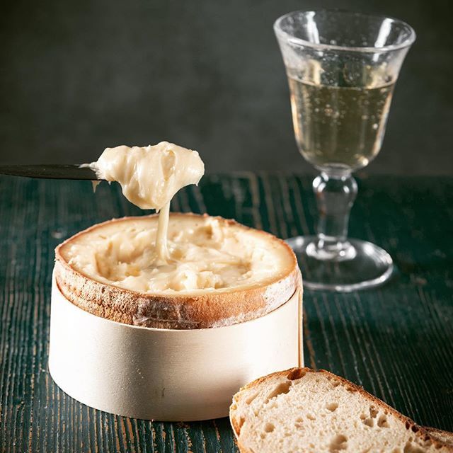 Morning! 🌞🍀
Our golden awarded 🥇Torta De Casar 🧀 is made in the region of Extremadura on the Los Casareños farm. 
It is produced using cardoon flowers, which give it a strong and spicy aroma. Soft cheese with creamy texture and delicate peach-coloure… ift.tt/2UGnlb7