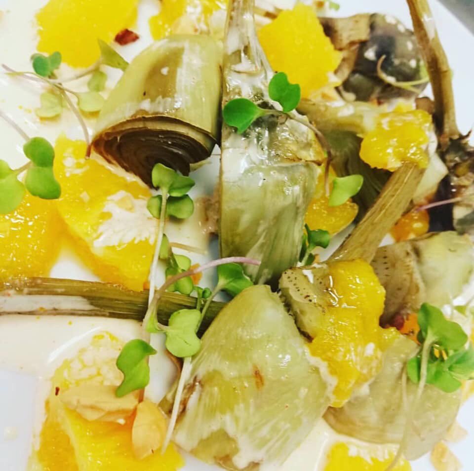 🍽 Un plat per llepar-se els dits: carxofes a baixa temperatura amb textures de taronja de la Ribera d’Ebre i amb una nata especiada al paprika.