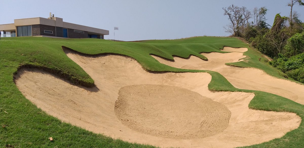 Taylor76Nigel's tweet photo. Really no need to talk about the golf that was played today but we can certainly talk about this spectacular golf course #thebluffshotram #justspectacular #golfasia #expatlife #golfcoursephotos #golfcoursemaintenance @AliMacFadyen big👍on the course conditions mate https://t.co/VnBonxXavw