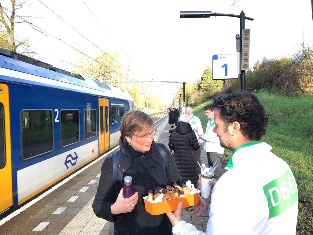 D66 Renkum verwelkomt samen met <a href="/AntoonKanis/">Antoon Kanis</a> alle treinreizigers met koffie en croissants! #ochtendspits #pensioenstaking #kiesvoordetoekomst