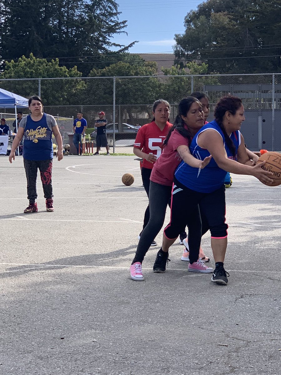 MotivandoC's tweet photo. Castroville women basketball team!! 💪🏼🏀💪🏼 we need to support them, si se puede mujer 💐🏀♥️ arriba Oaxaca y su gente! https://t.co/NnOtYjkdp5