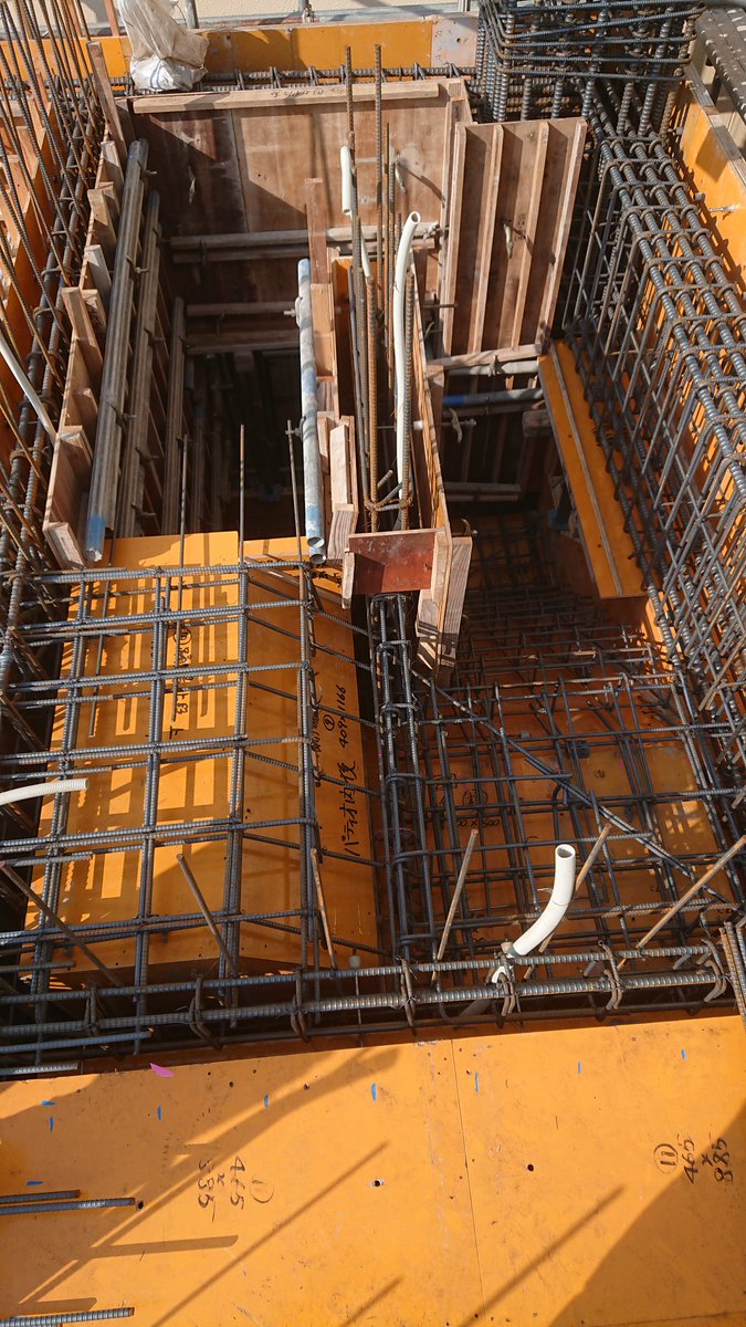 コゲ 型枠大工のお仕事 階段編4 階段スラブの加工 撮影期間数ヶ月 去年から で 撮り溜めた物を出しています 同じ事を言ったりしますけど許して下さいね W 型枠単価向上委員会 T Co 1djogcuo Twitter