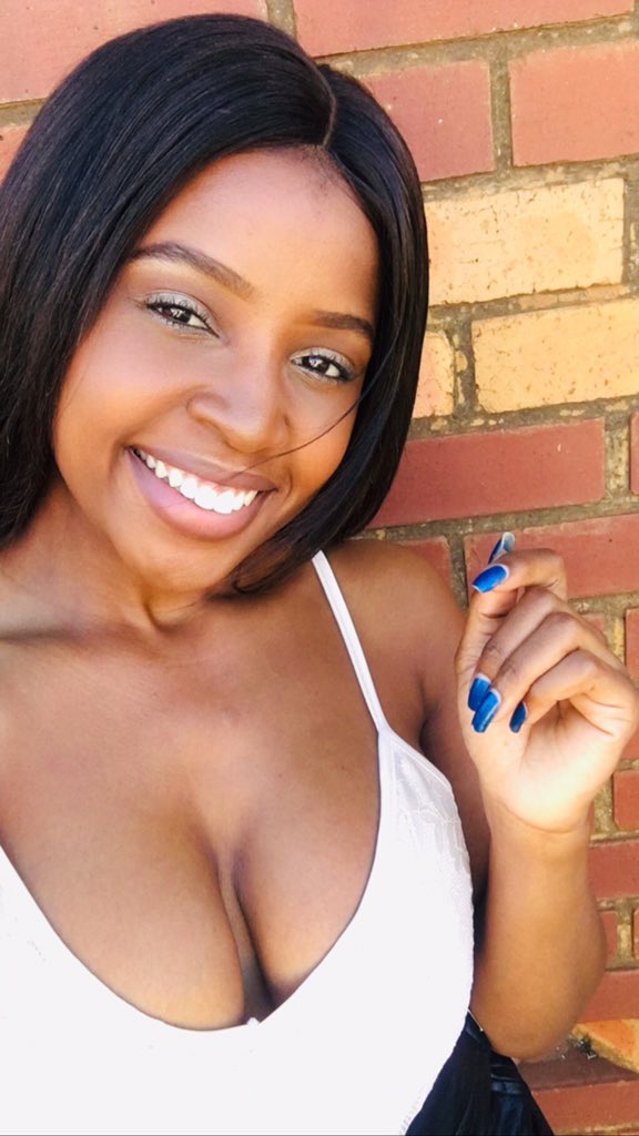 SheSouthAfrica's tweet photo. Meet @KutlwanoM_ A Pedi girl, born & bred in JHB, only girl amongst brothers. She holds a Degree in Corporate Communications & a honours in Communications & Media studies from Monash Uni.
She's currently doing artist management, events @inthemix_vibe & model for #MomTheDesigner. https://t.co/Vy7cZazBO7