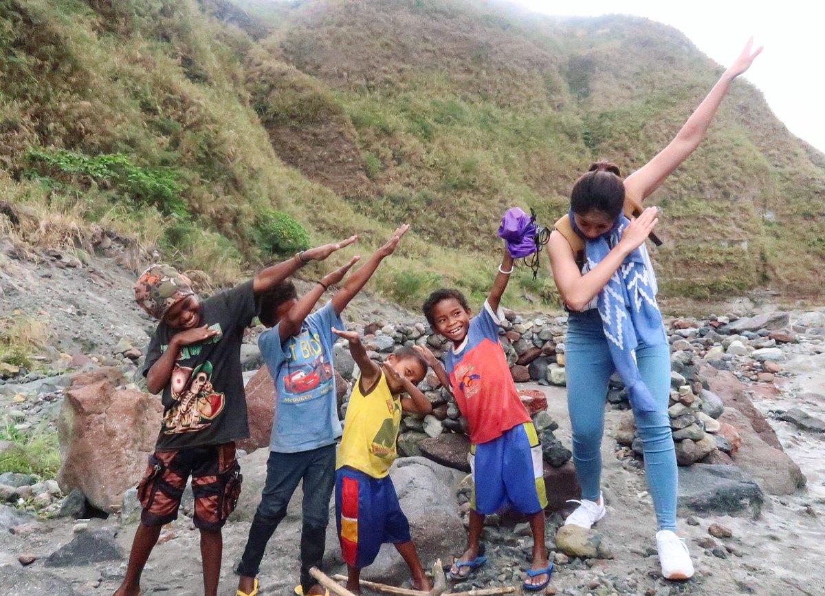 gretchenho's tweet photo. Dahil tinuruan nila ako ng Larong Aeta, tinuruan ko rin sila ng Astang Manila 😅 #AetaChildren #Zambales #Botolan #MtPinatubo #AetaCommunity #Dab 

Abangan sa @matanglawintv 📺 https://t.co/a5NgHt9Hkd