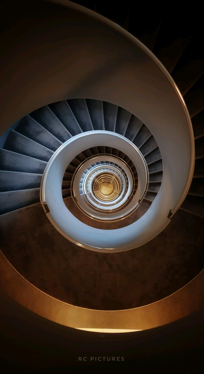 De aanblik vanaf 10 hoog naar beneden. Ruwweg 30 meter diep is dit spiraal trappenhuis gelegen in Stadhuis Almere. Elke dag betreed ik een klein deel van deze trap en trekt het altijd mijn interesse om in de diepte te kijken. 
#trap
#trappenhuis
#spiral
#spiraal
#fotografie