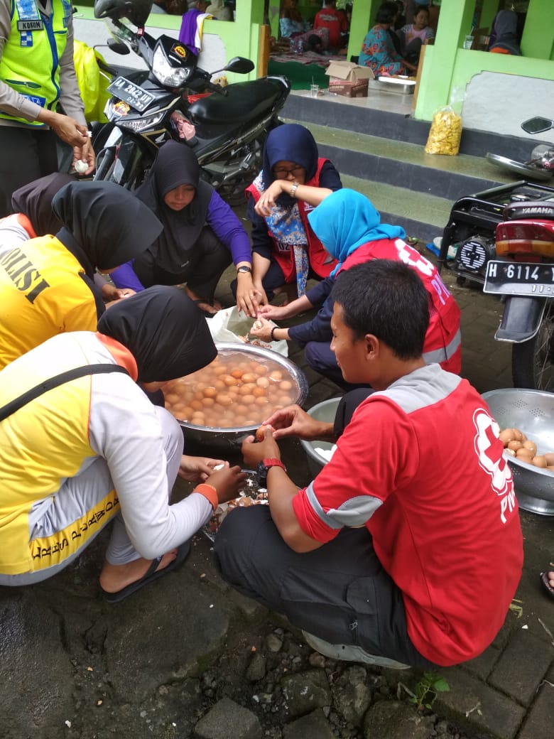 PMI Kabupaten Purworejo buka dapur umum di Dusun Bojong Desa Bapangsari Kec. Bagelen memasak untuk pengungsi sebanyak 336  + Relawan