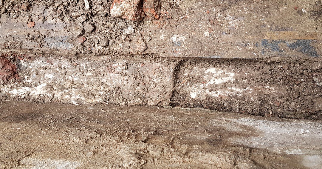 ARduo_vof's tweet photo. Inspectieput graven op zoek naar de oude fundering, van een 17-eeuws pand. #monument # archeologie #ARduo #Amsterdam #omgevingsvergunning https://t.co/g1QaLkjWWY