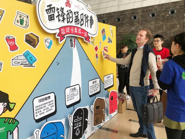 ShanghaiEye's tweet image. Communities in #Shanghai find different ways to do #garbageclassification. For example, women in Hongmei alley, Xuhui district, learn how to sort and dispose of waste flowers depending on whether they are dry or not.