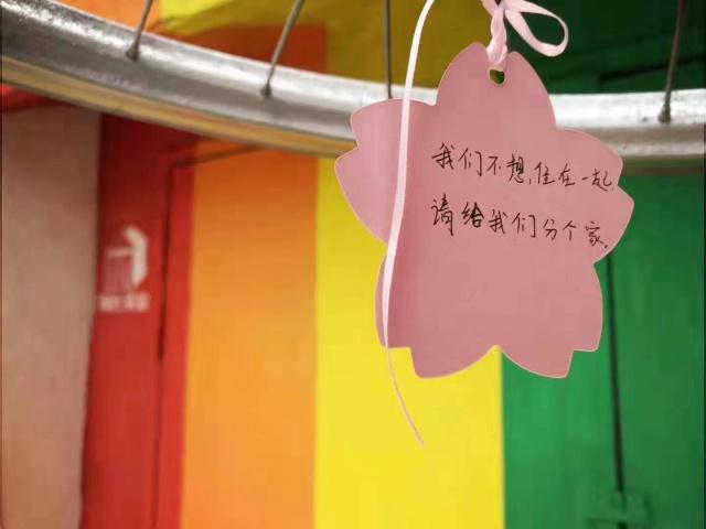 ShanghaiEye's tweet image. Communities in #Shanghai find different ways to do #garbageclassification. For example, women in Hongmei alley, Xuhui district, learn how to sort and dispose of waste flowers depending on whether they are dry or not.