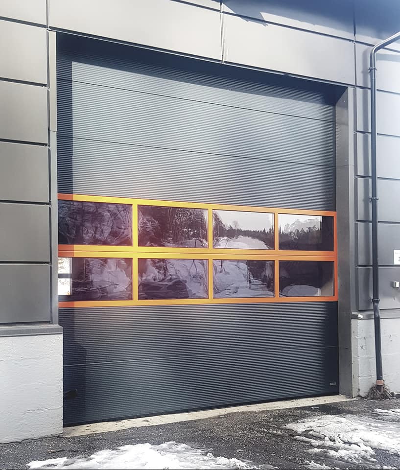 Industriporter i Microrib og kundetilpasset farge på vindusrekker. 
Bestandig kult å levere porter litt utover det ordinære. 
Vi takker for oppdraget. Ta kontakt for en uforpliktende befaring: doormax.no